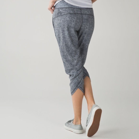 Lululemon Tranquil Crop
Rio Mist White Black 10